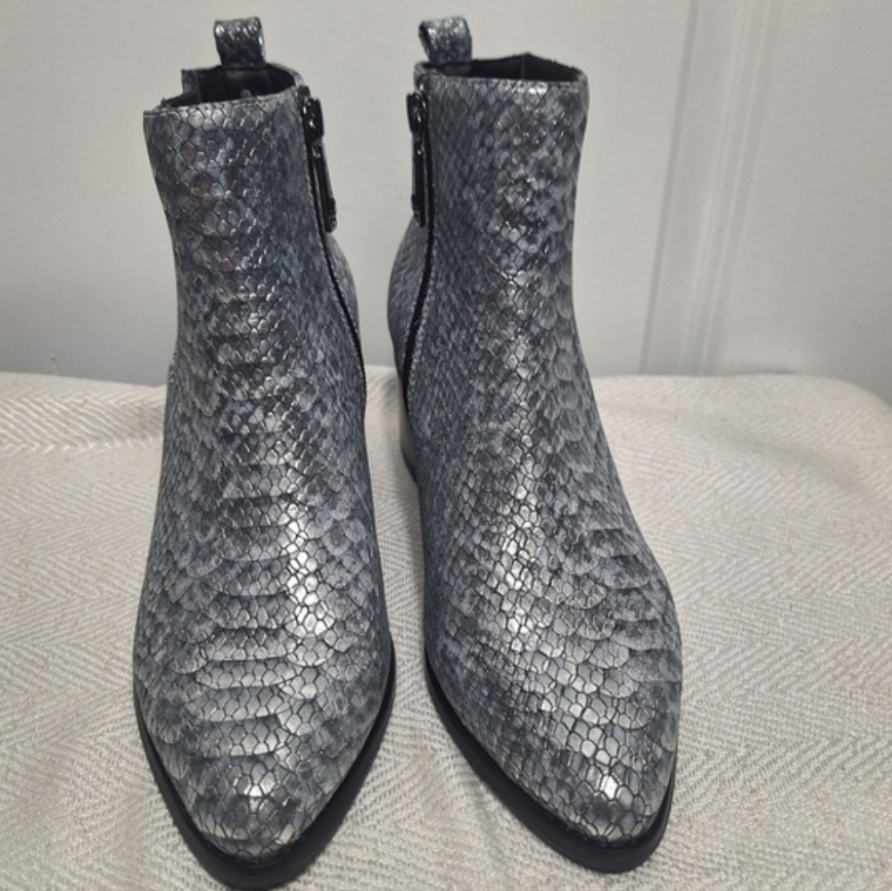 💎 LIKE NEW Blondo Elvina Silver Snake Print Ankle Boots | Metallic Silver Shine